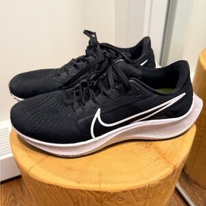Nike pegasus women's Black and White Athletic Shoes (great condition)